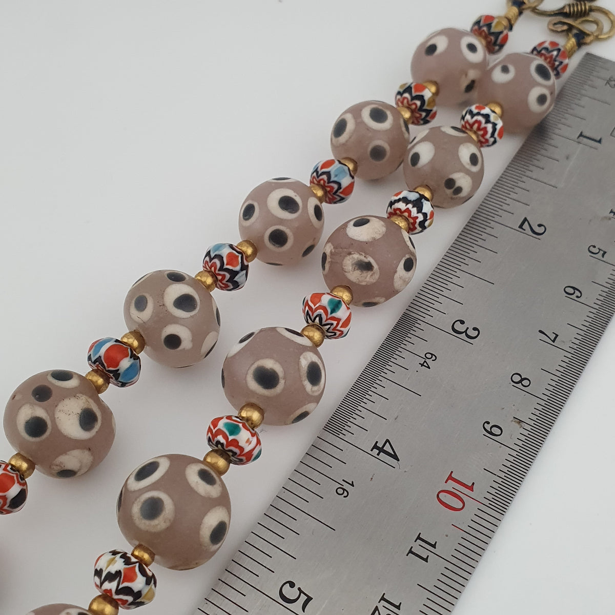 Collier de perles de verre antiques de style vénitien avec yeux de mouffette rosés et chevrons