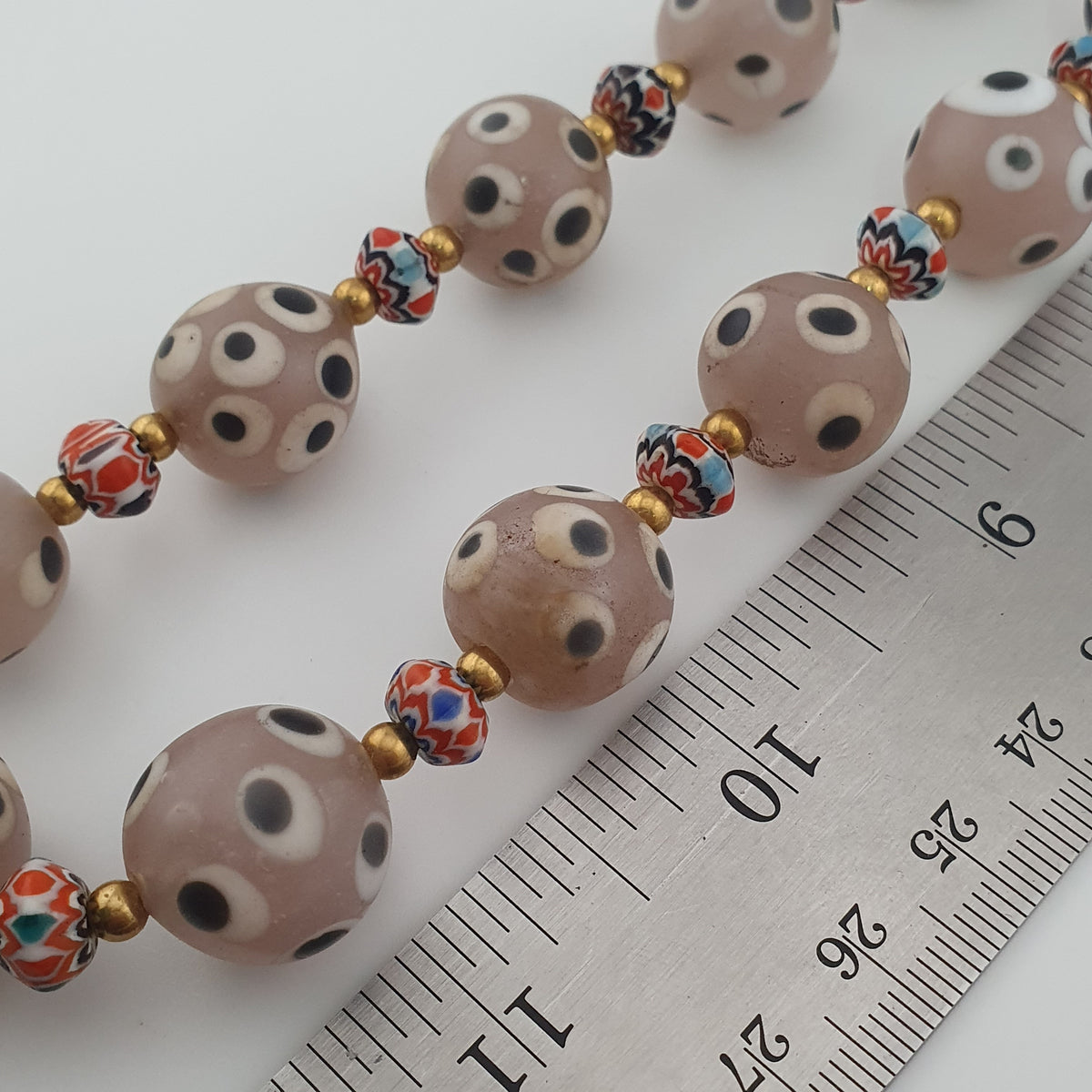 Collier de perles de verre antiques de style vénitien avec yeux de mouffette rosés et chevrons