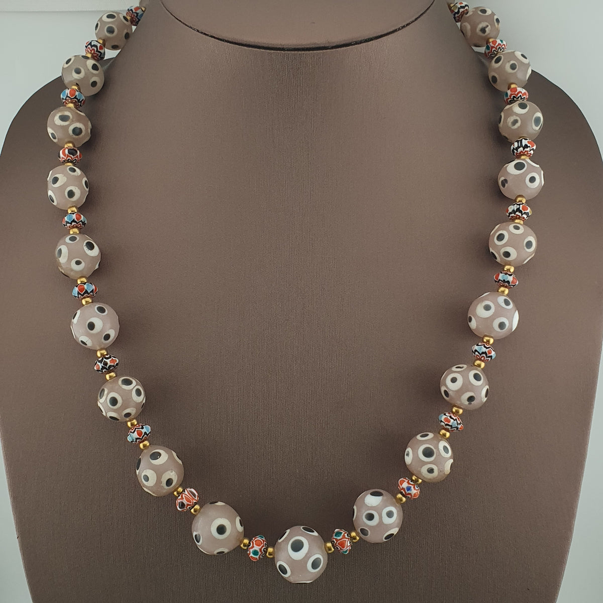 Collier de perles de verre antiques de style vénitien avec yeux de mouffette rosés et chevrons