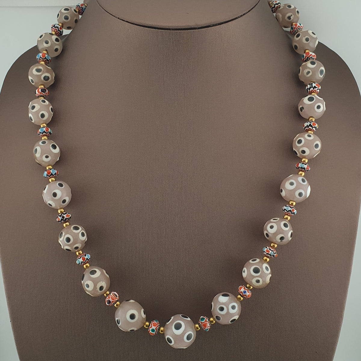 Collier de perles de verre antiques de style vénitien avec yeux de mouffette rosés et chevrons