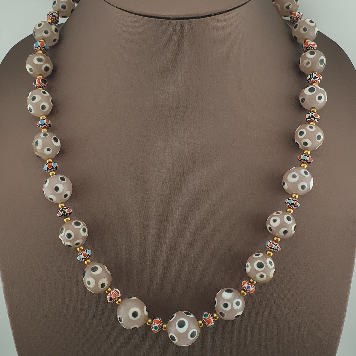 Collier de perles de verre antiques de style vénitien avec yeux de mouffette rosés et chevrons