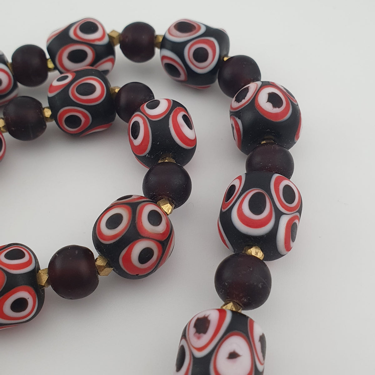 Collier de perles de verre millefiori vénitiennes antiques et perles de verre africaines