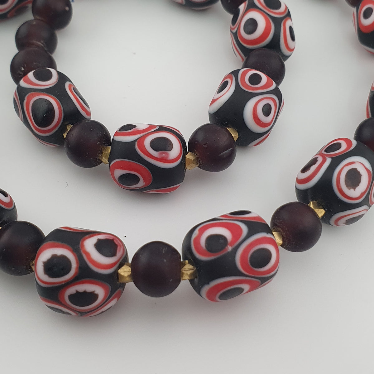 Collier de perles de verre millefiori vénitiennes antiques et perles de verre africaines
