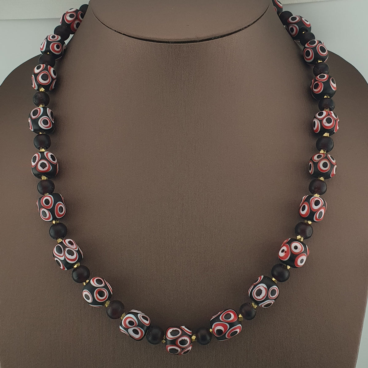 Collier de perles de verre millefiori vénitiennes antiques et perles de verre africaines