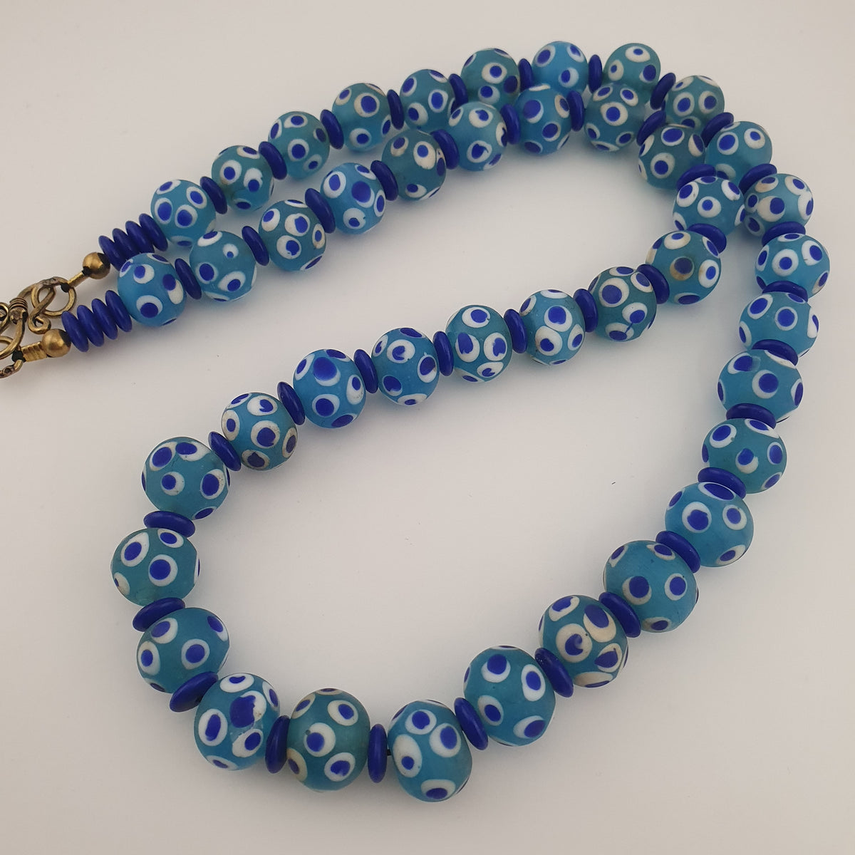 Collier de perles en verre bleues Mille Yeux de style vénitien ancien