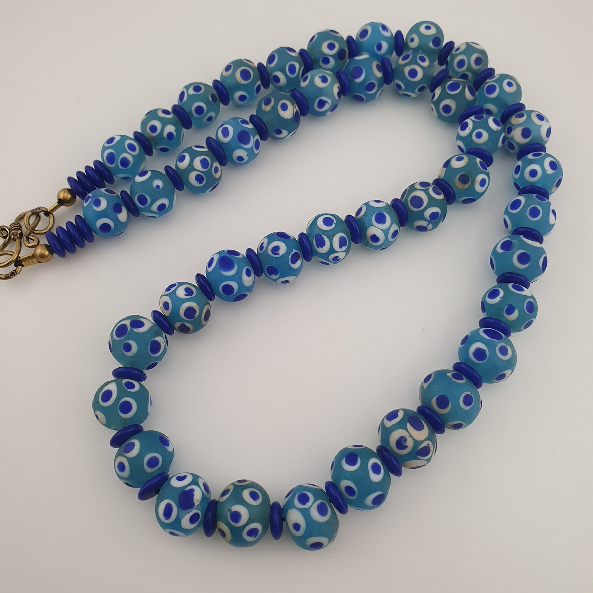 Collier de perles en verre bleues Mille Yeux de style vénitien ancien