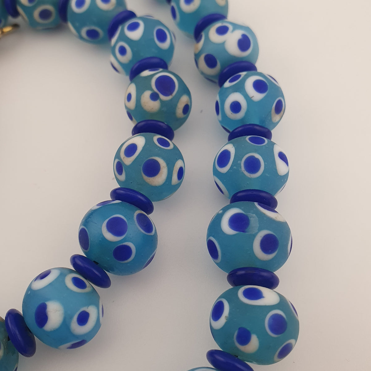 Collier de perles en verre bleues Mille Yeux de style vénitien ancien