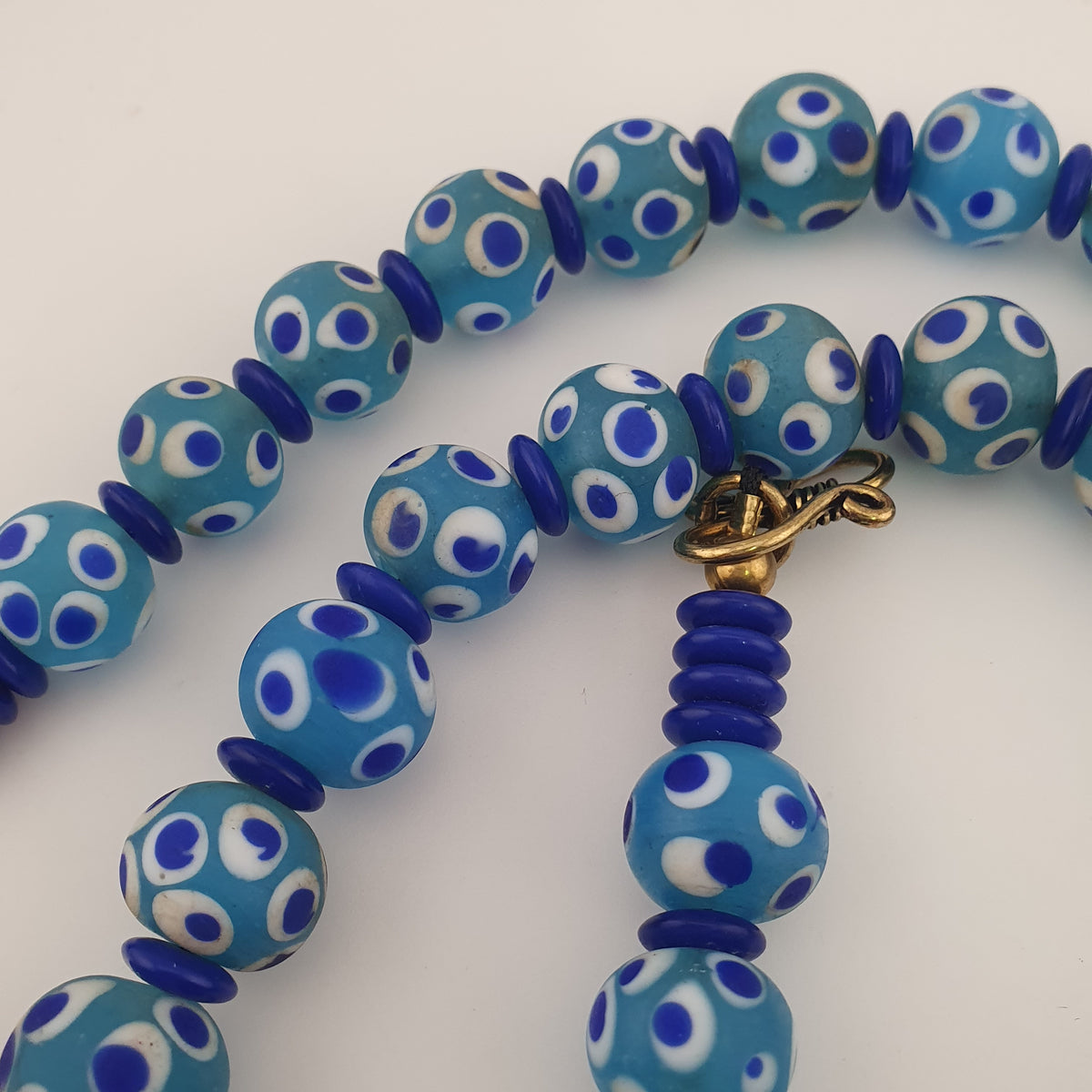 Collier de perles en verre bleues Mille Yeux de style vénitien ancien