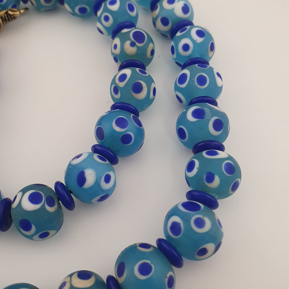 Collier de perles en verre bleues Mille Yeux de style vénitien ancien