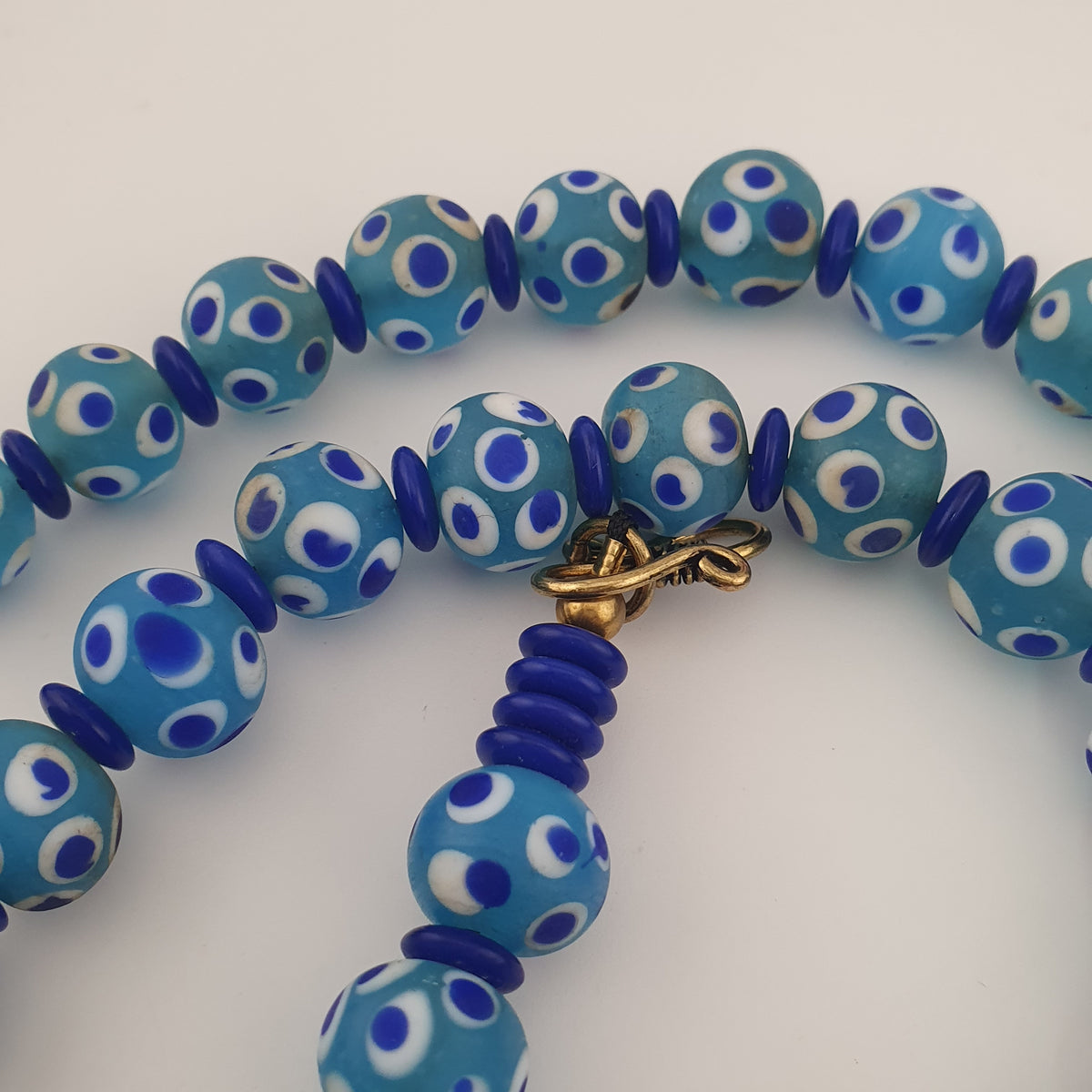 Collier de perles en verre bleues Mille Yeux de style vénitien ancien