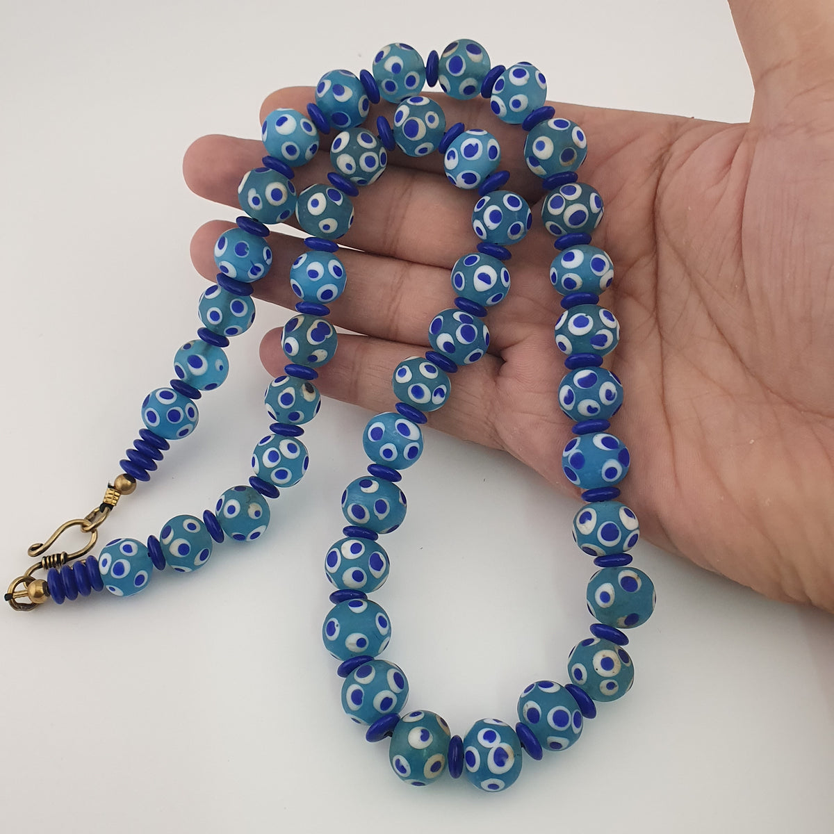 Collier de perles en verre bleues Mille Yeux de style vénitien ancien
