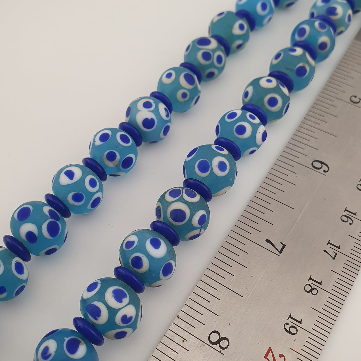 Collier de perles en verre bleues Mille Yeux de style vénitien ancien
