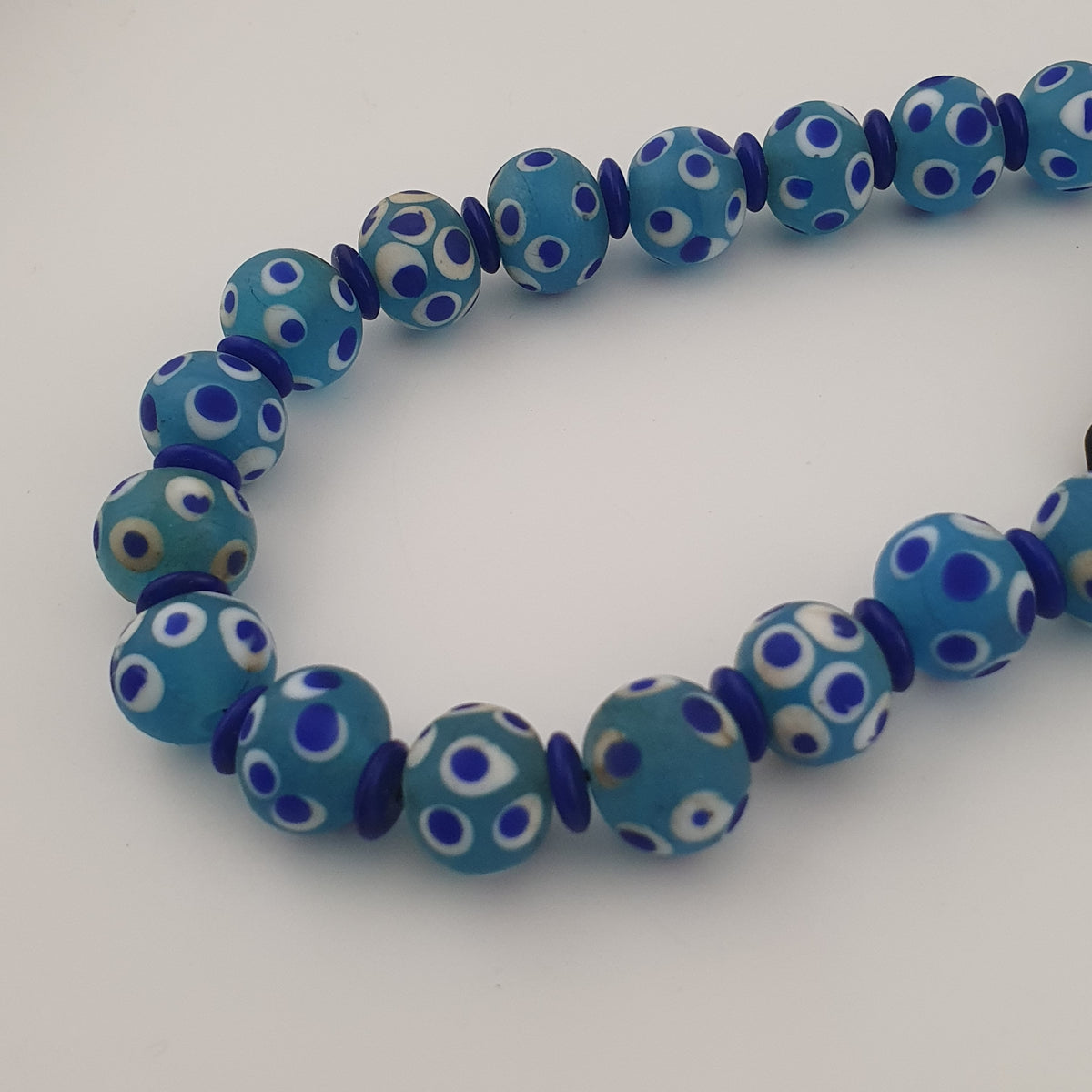 Collier de perles en verre bleues Mille Yeux de style vénitien ancien