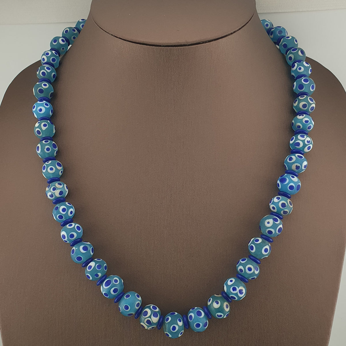 Collier de perles en verre bleues Mille Yeux de style vénitien ancien
