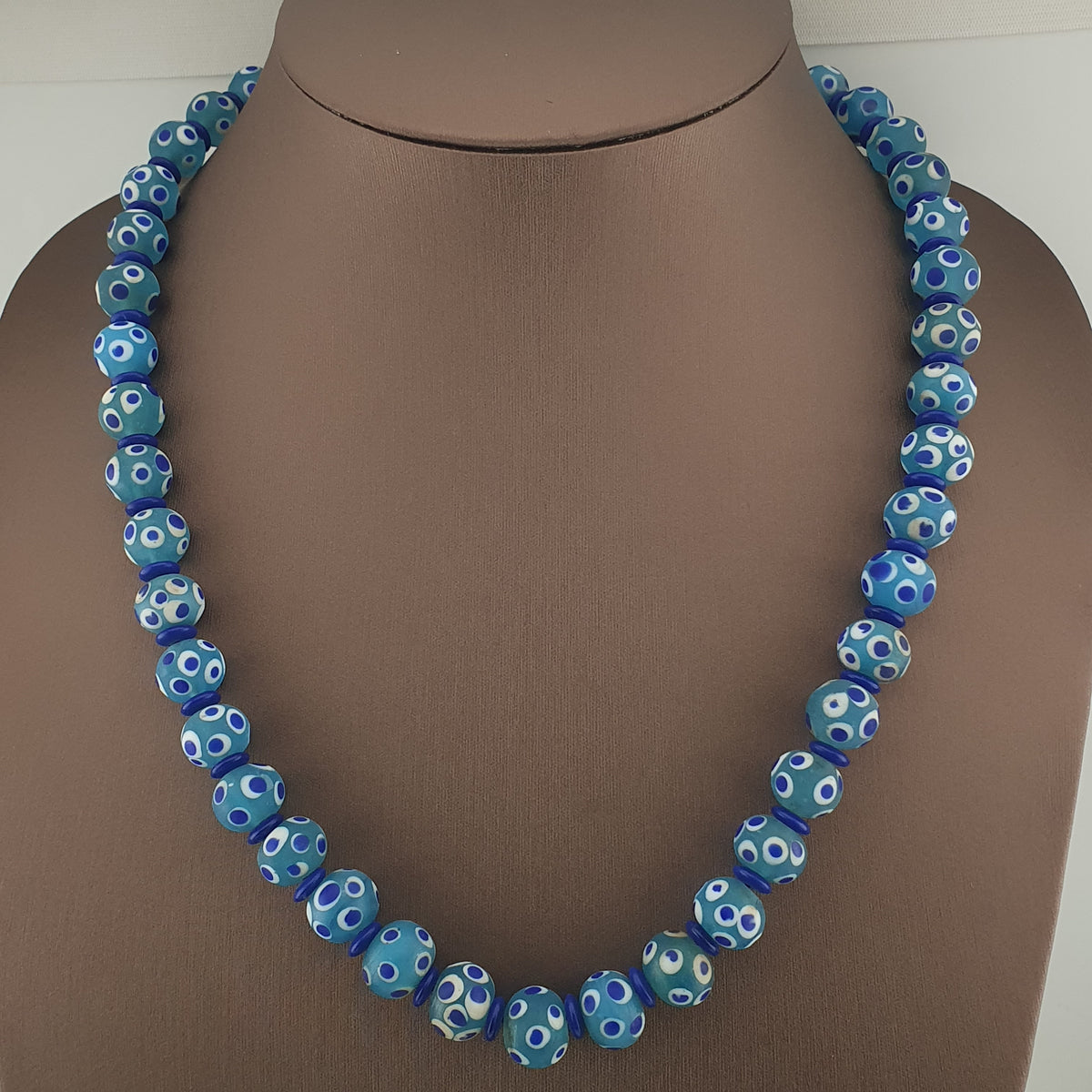 Collier de perles en verre bleues Mille Yeux de style vénitien ancien