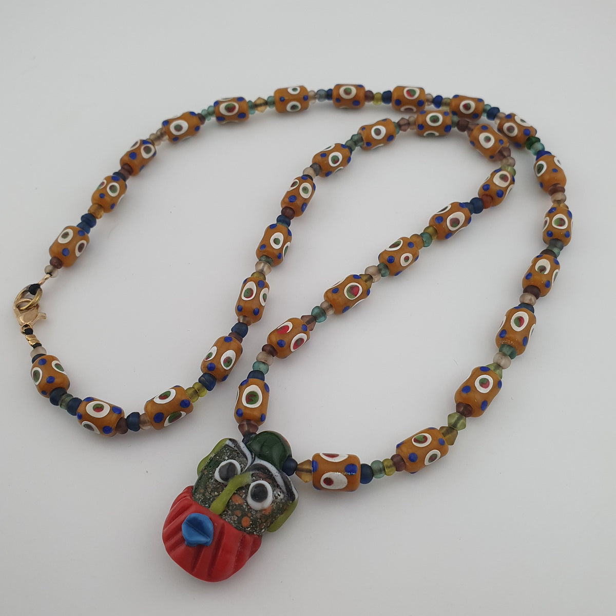 Collier vintage de perles de verre tachetées de style vénitien délicat et de pendentif en verre vieilli