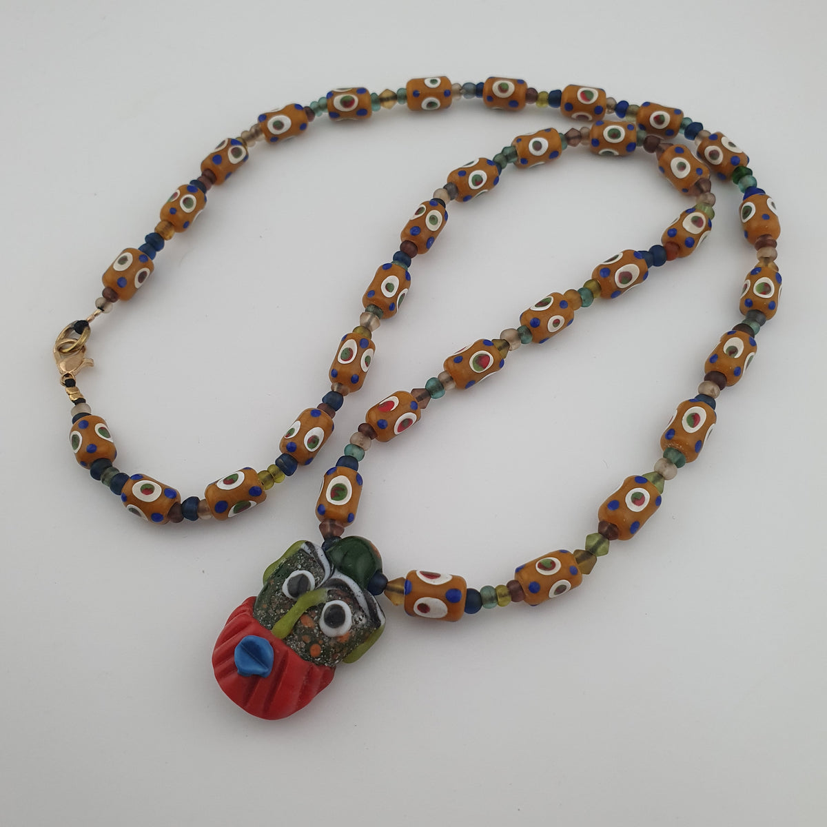 Collier vintage de perles de verre tachetées de style vénitien délicat et de pendentif en verre vieilli