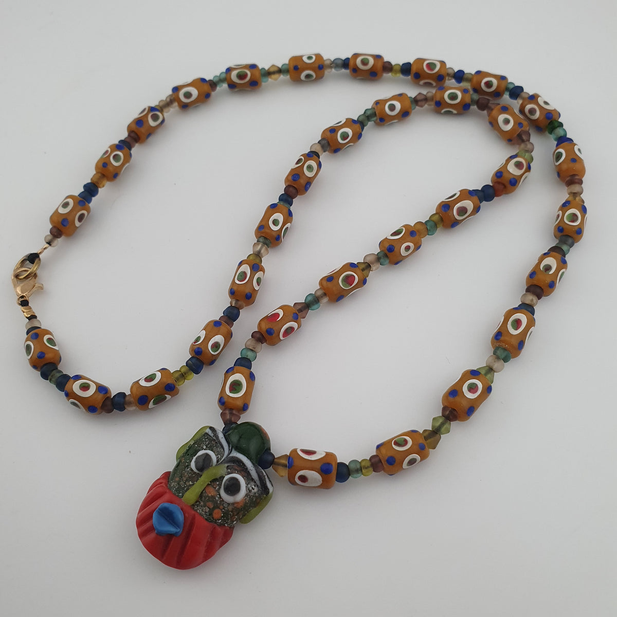 Collier vintage de perles de verre tachetées de style vénitien délicat et de pendentif en verre vieilli