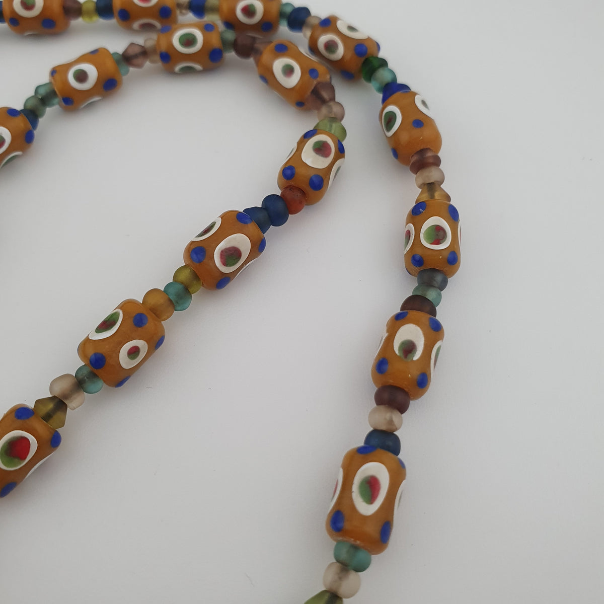 Collier vintage de perles de verre tachetées de style vénitien délicat et de pendentif en verre vieilli