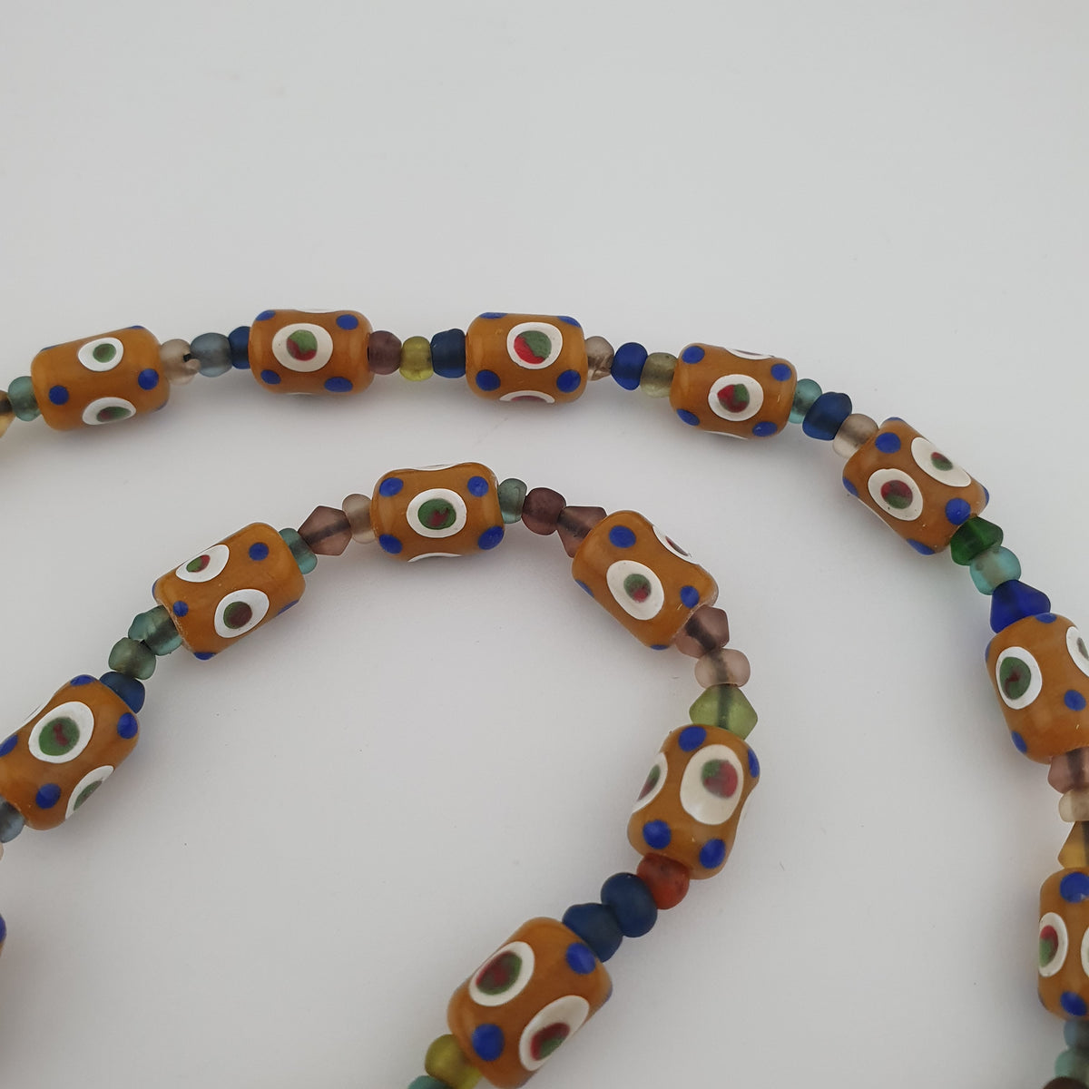 Collier vintage de perles de verre tachetées de style vénitien délicat et de pendentif en verre vieilli