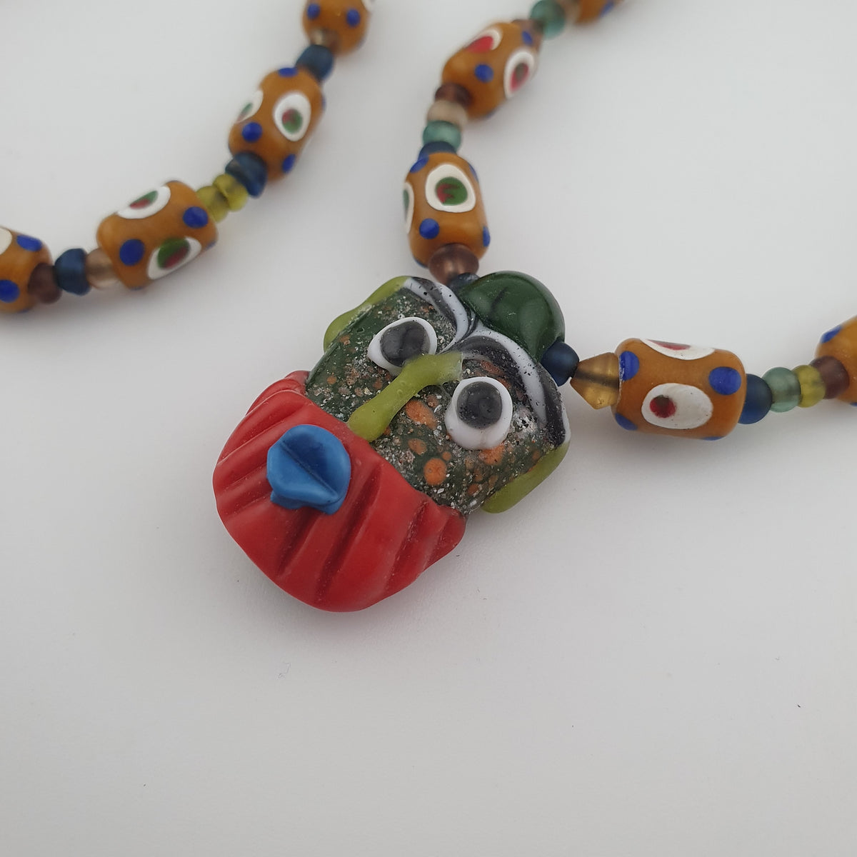 Collier vintage de perles de verre tachetées de style vénitien délicat et de pendentif en verre vieilli