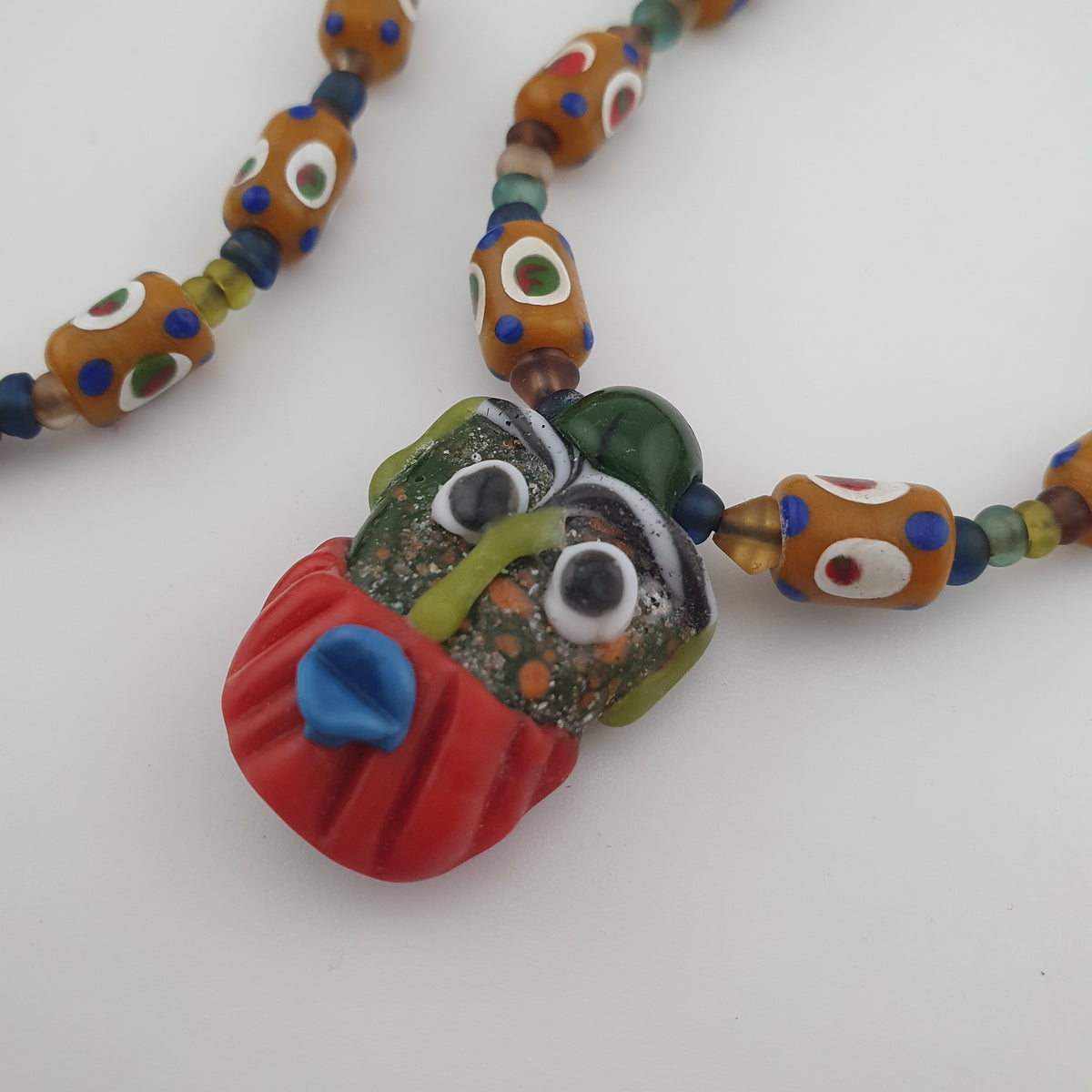 Collier vintage de perles de verre tachetées de style vénitien délicat et de pendentif en verre vieilli