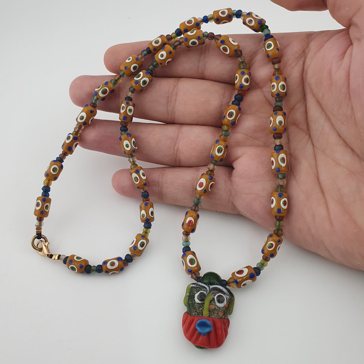 Collier vintage de perles de verre tachetées de style vénitien délicat et de pendentif en verre vieilli