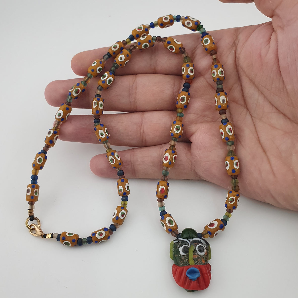 Collier vintage de perles de verre tachetées de style vénitien délicat et de pendentif en verre vieilli