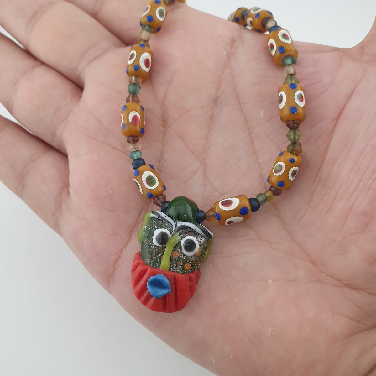 Collier vintage de perles de verre tachetées de style vénitien délicat et de pendentif en verre vieilli