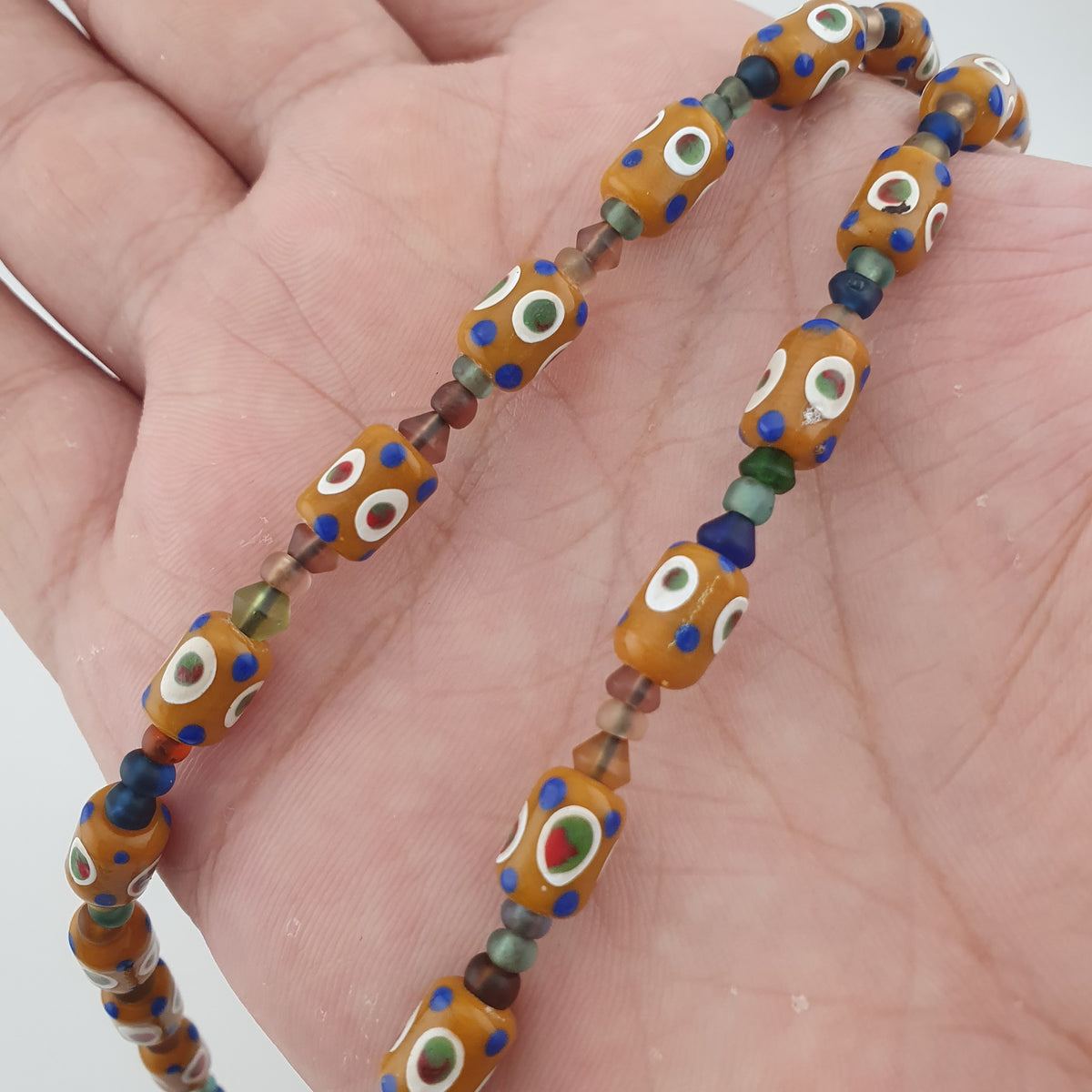 Collier vintage de perles de verre tachetées de style vénitien délicat et de pendentif en verre vieilli