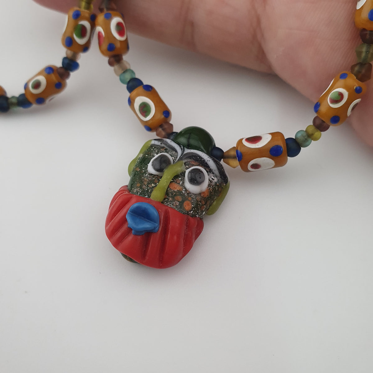 Collier vintage de perles de verre tachetées de style vénitien délicat et de pendentif en verre vieilli