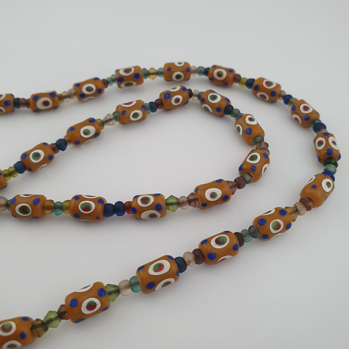 Collier vintage de perles de verre tachetées de style vénitien délicat et de pendentif en verre vieilli