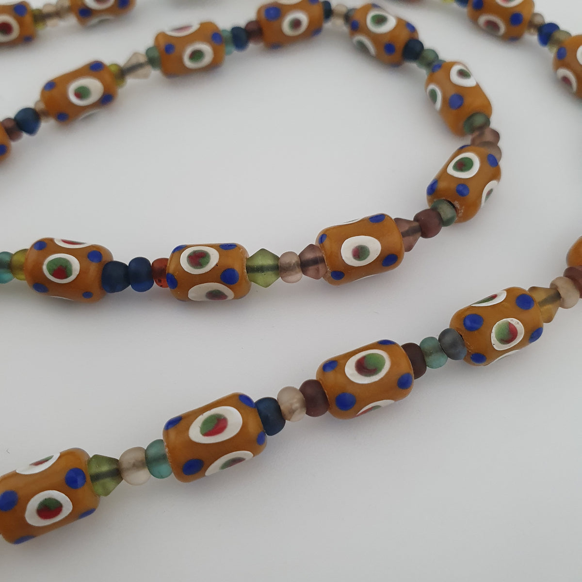 Collier vintage de perles de verre tachetées de style vénitien délicat et de pendentif en verre vieilli