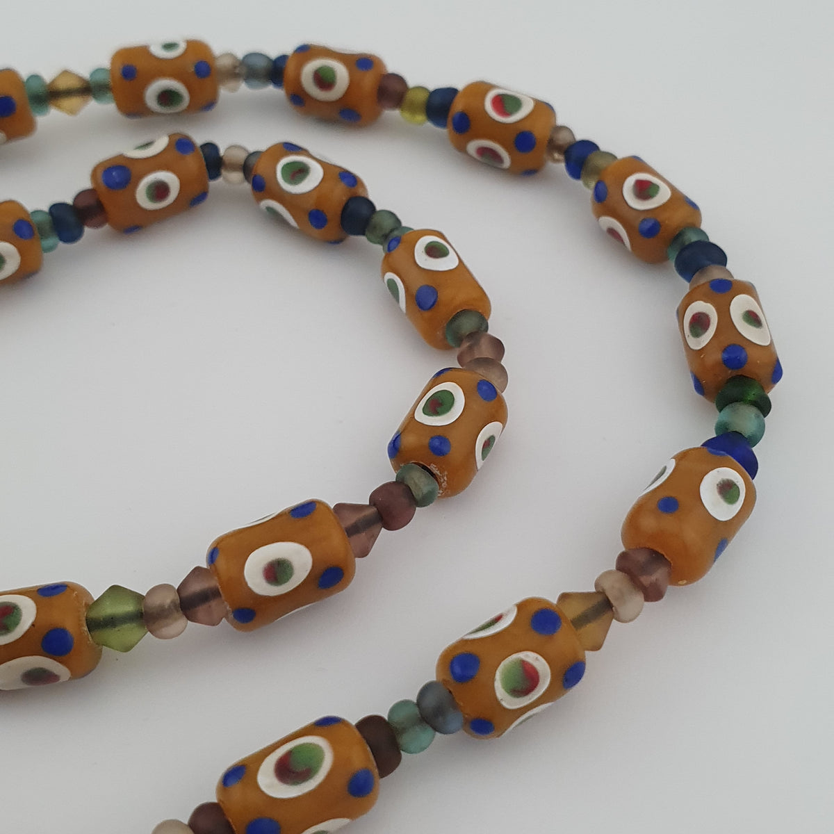 Collier vintage de perles de verre tachetées de style vénitien délicat et de pendentif en verre vieilli