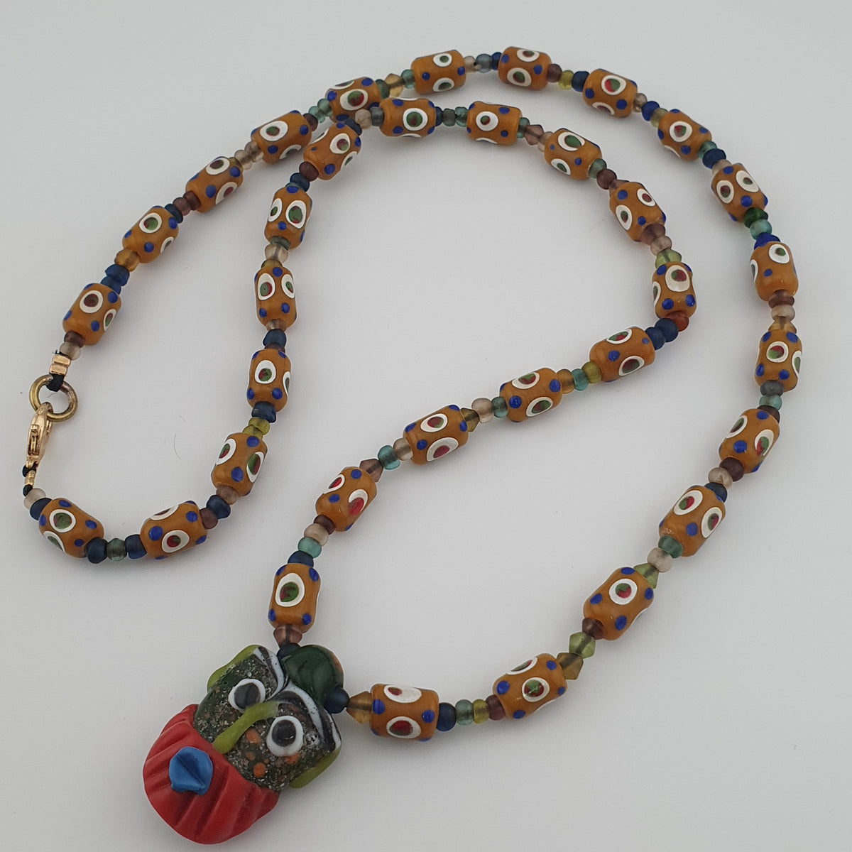 Collier vintage de perles de verre tachetées de style vénitien délicat et de pendentif en verre vieilli