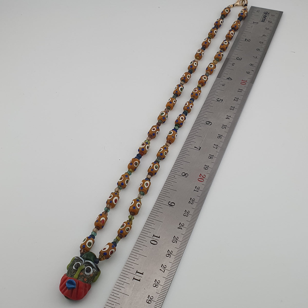 Collier vintage de perles de verre tachetées de style vénitien délicat et de pendentif en verre vieilli