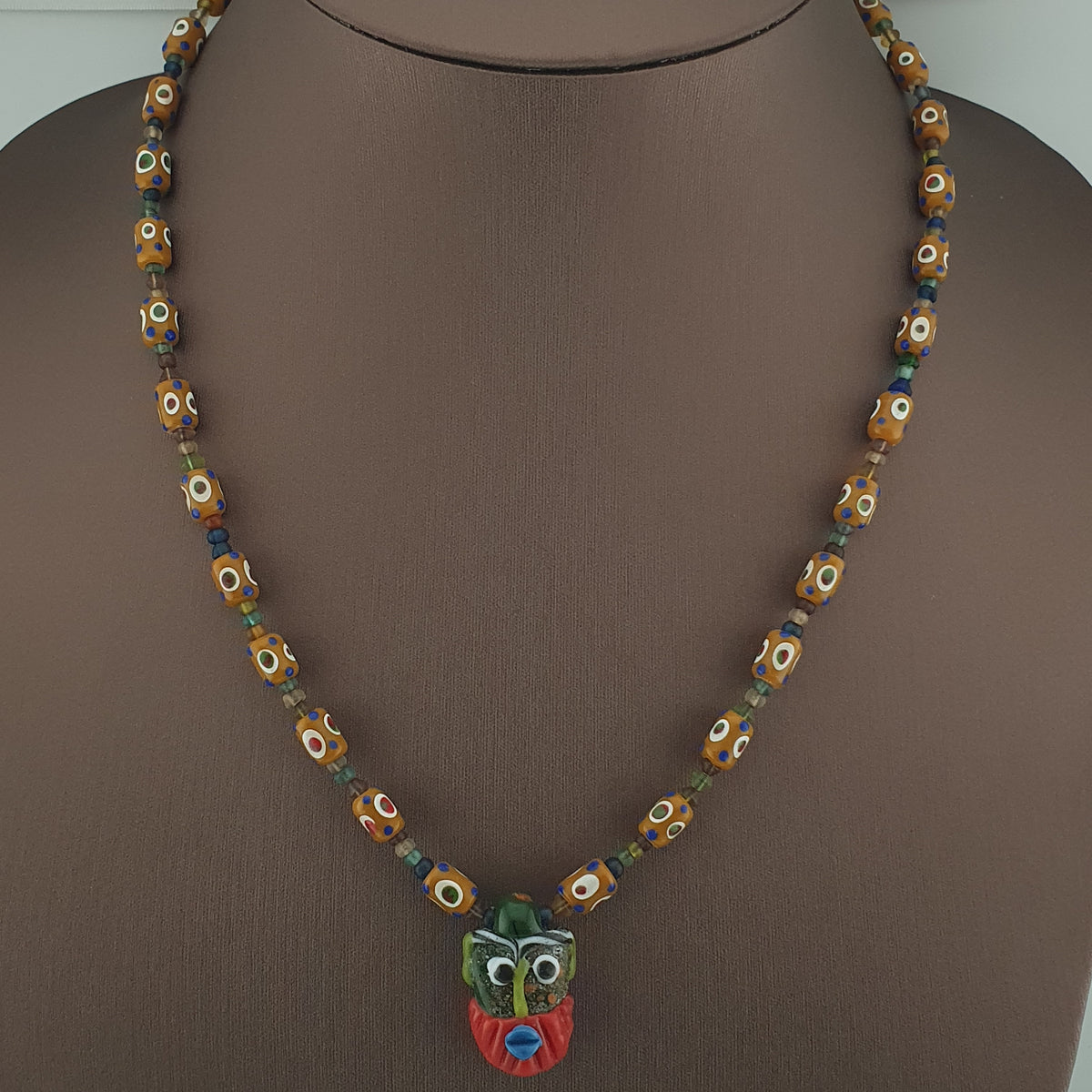 Collier vintage de perles de verre tachetées de style vénitien délicat et de pendentif en verre vieilli