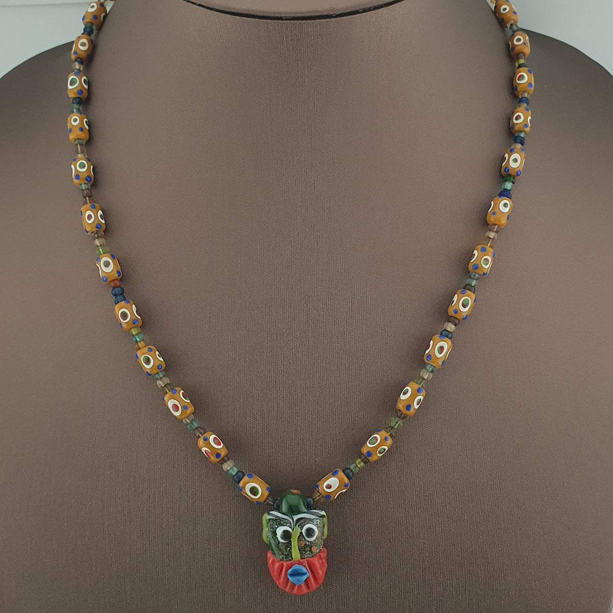Collier vintage de perles de verre tachetées de style vénitien délicat et de pendentif en verre vieilli