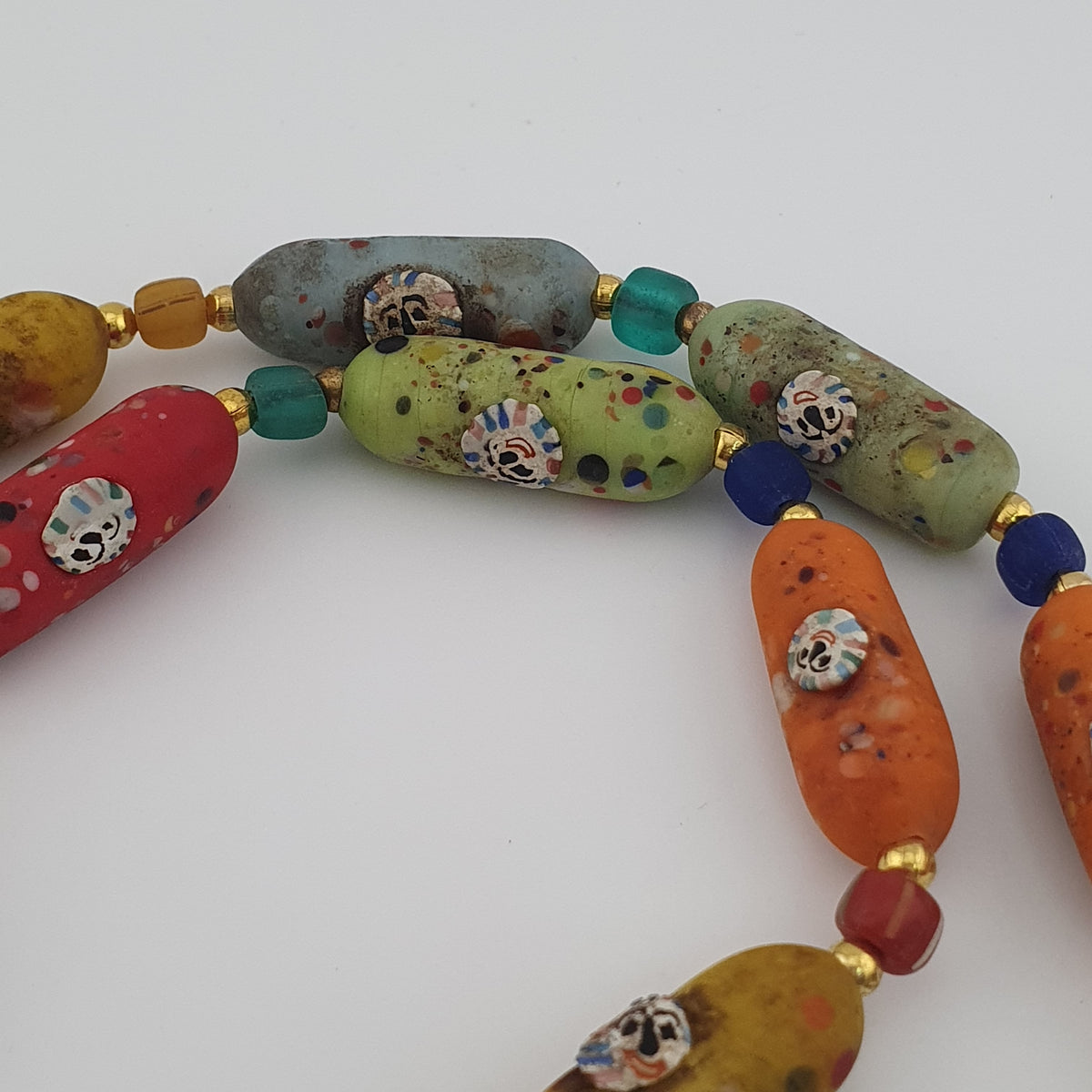 Collier ancien en perles de verre vénitien (26 pouces)