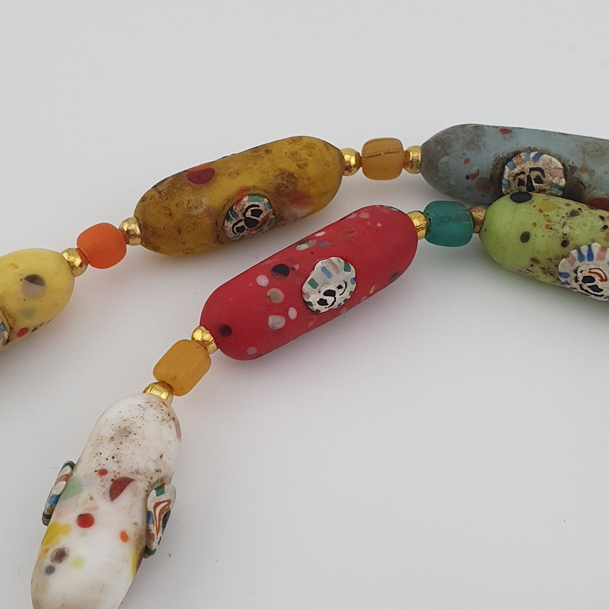 Collier ancien en perles de verre vénitien (26 pouces)