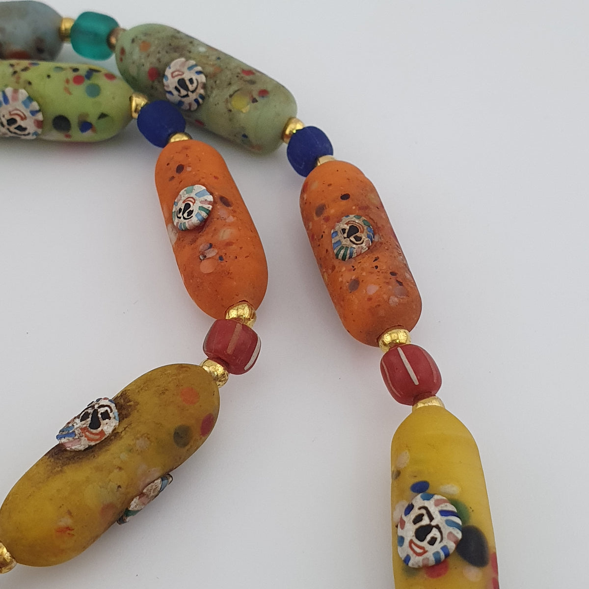 Collier ancien en perles de verre vénitien (26 pouces)