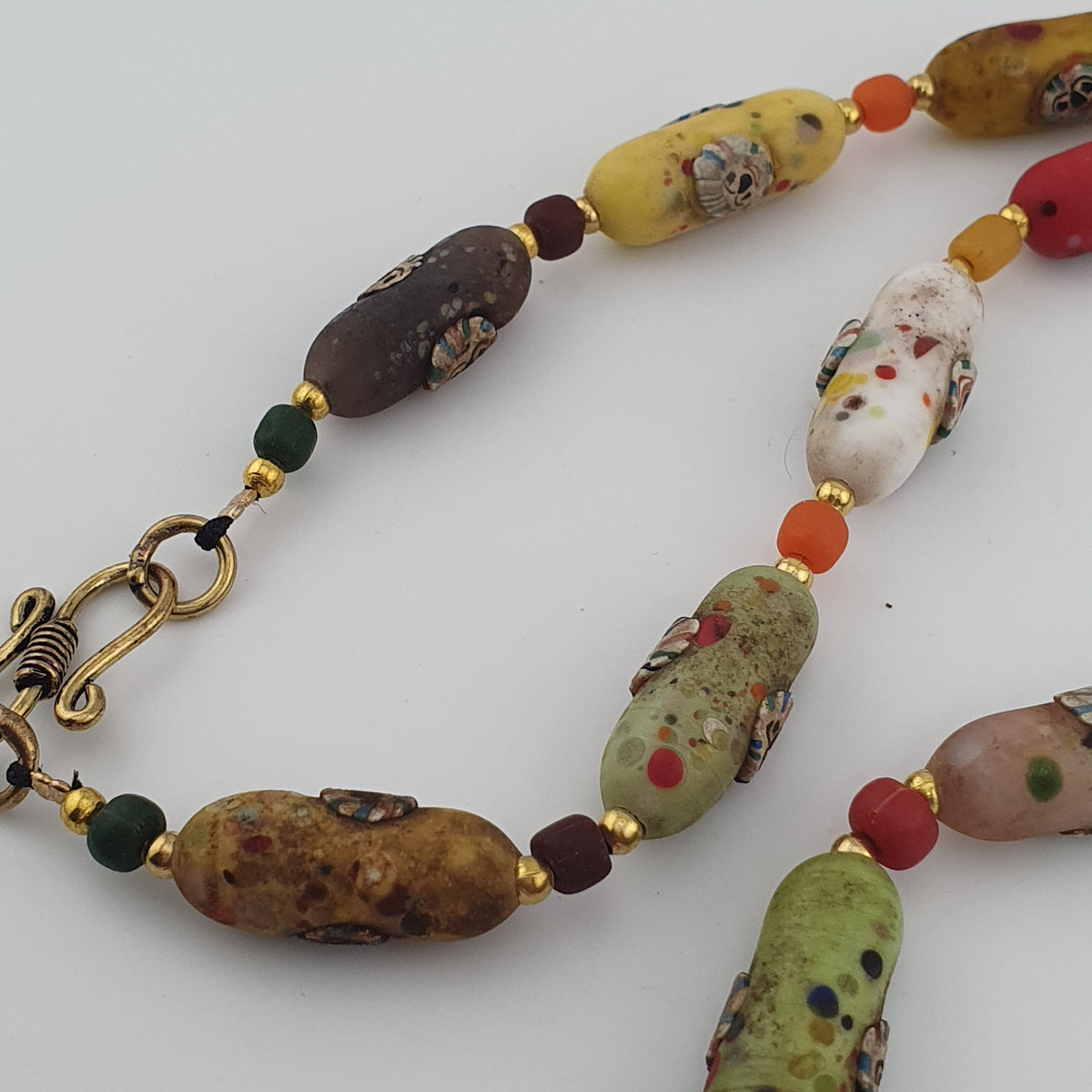 Collier ancien en perles de verre vénitien (26 pouces)