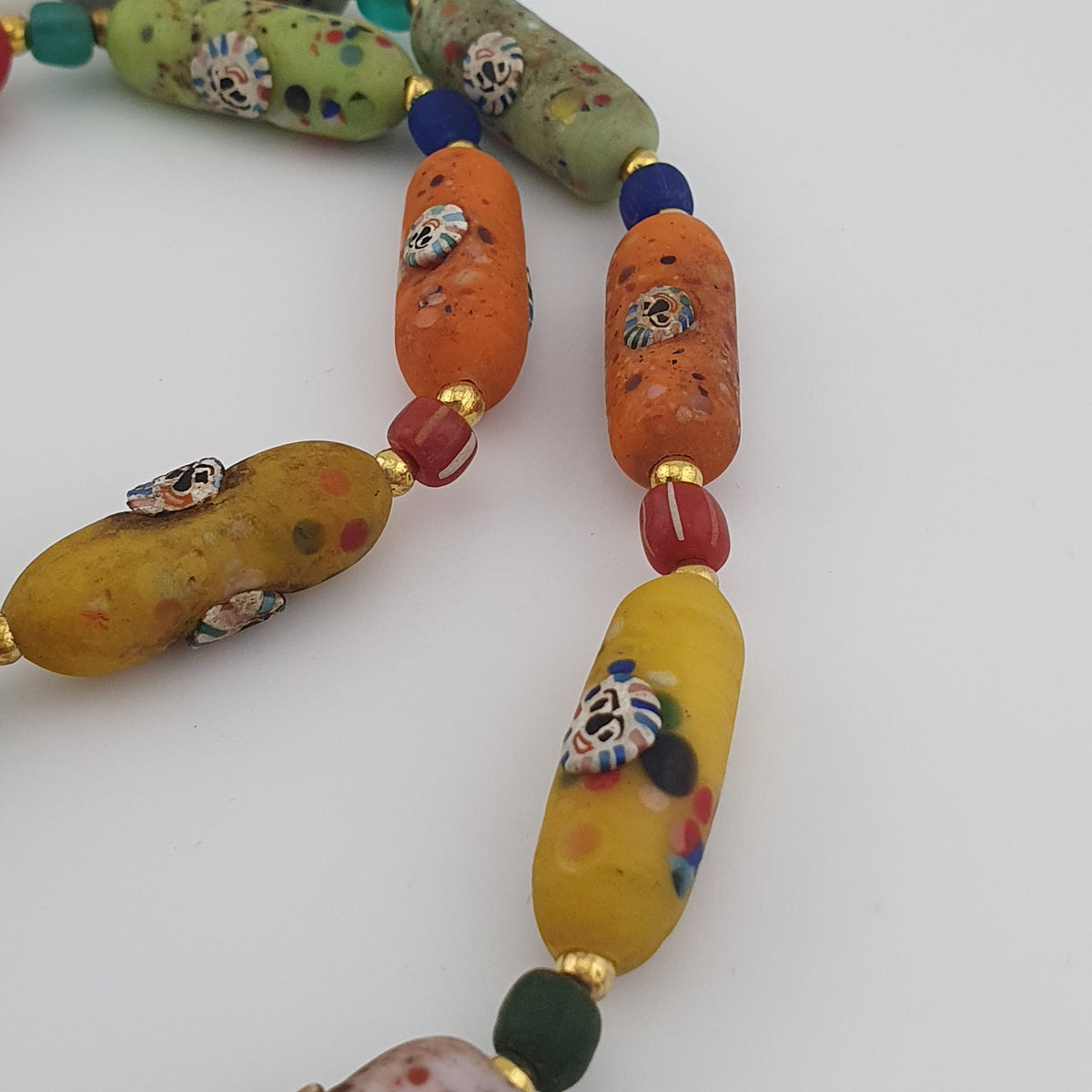 Collier ancien en perles de verre vénitien (26 pouces)