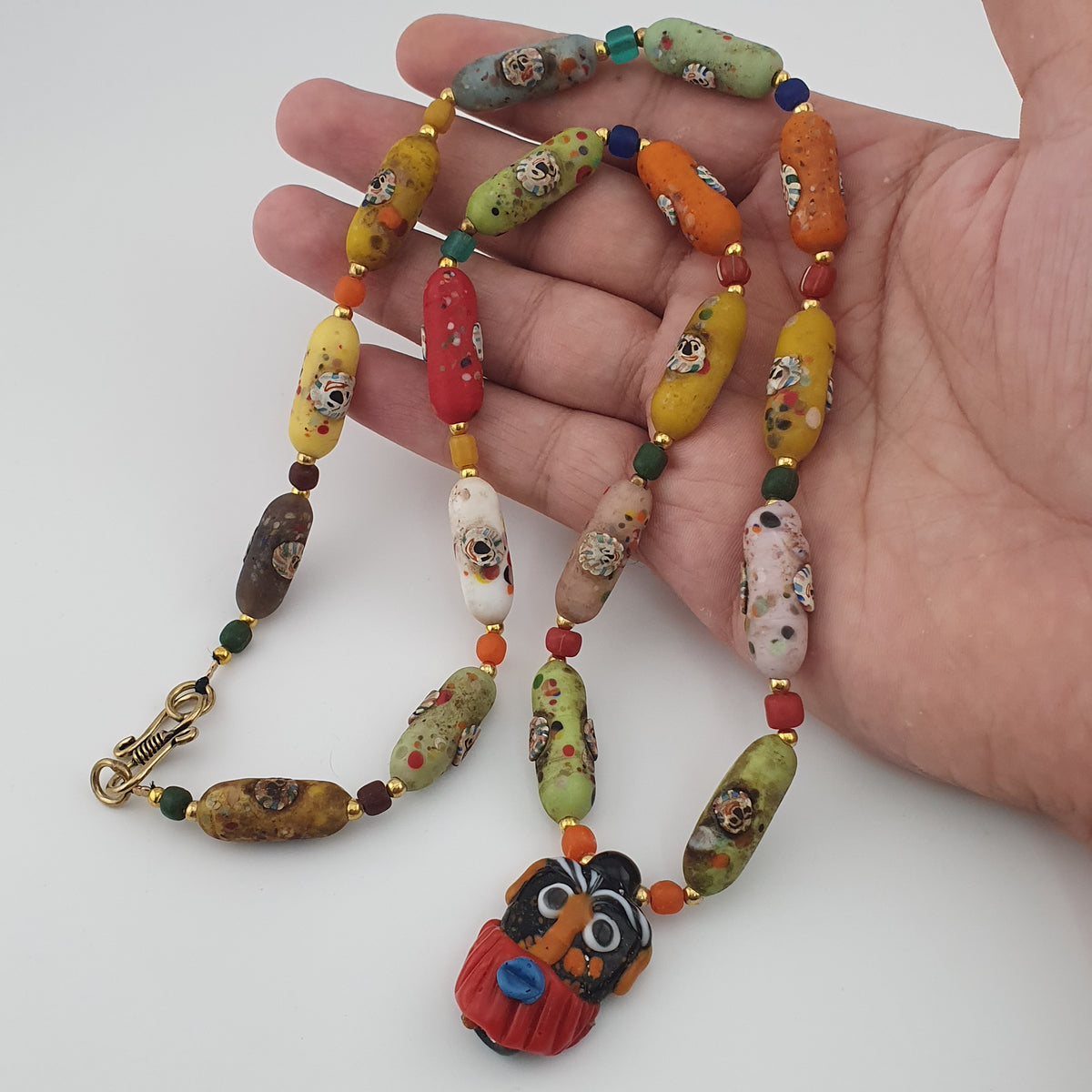 Collier ancien en perles de verre vénitien (26 pouces)