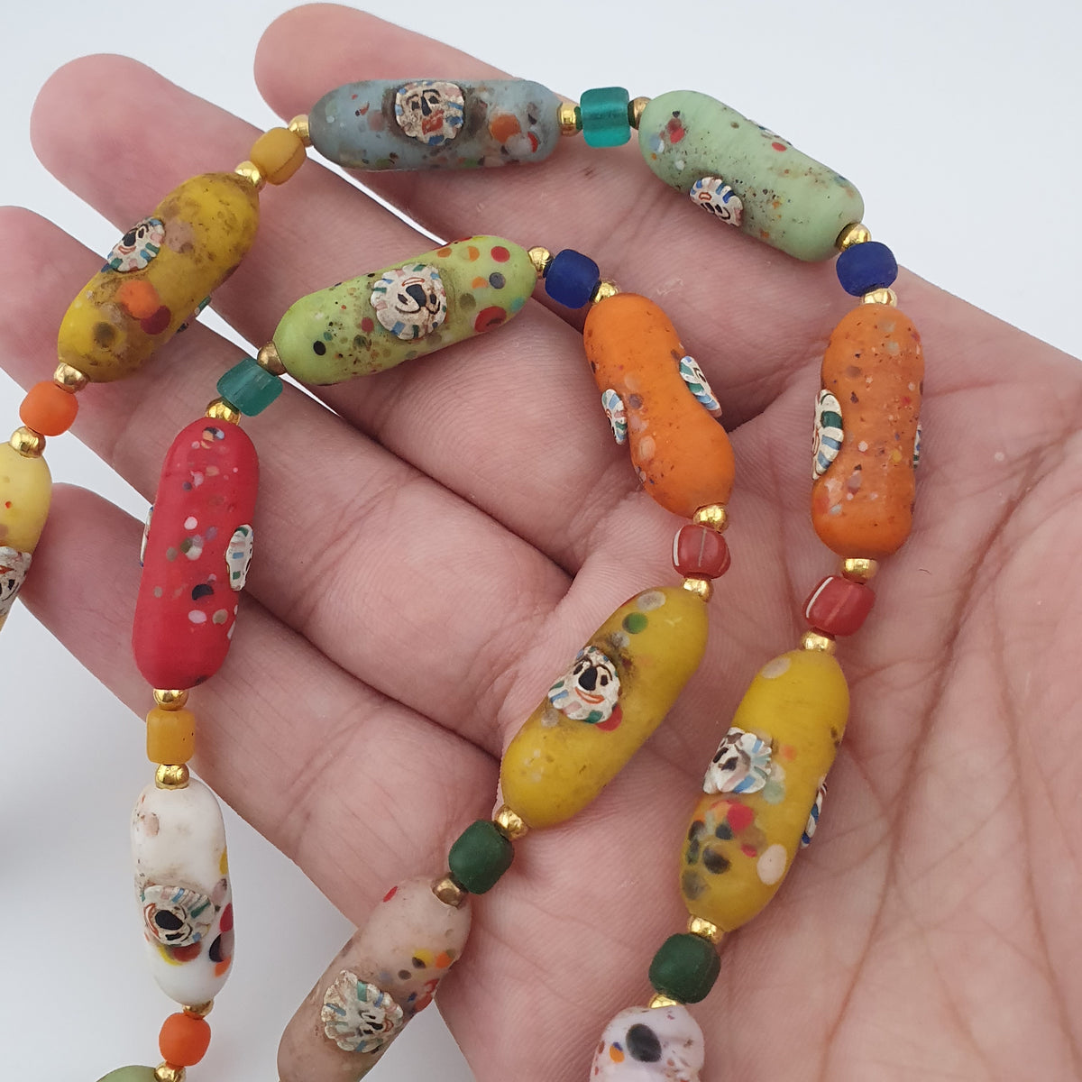 Collier ancien en perles de verre vénitien (26 pouces)