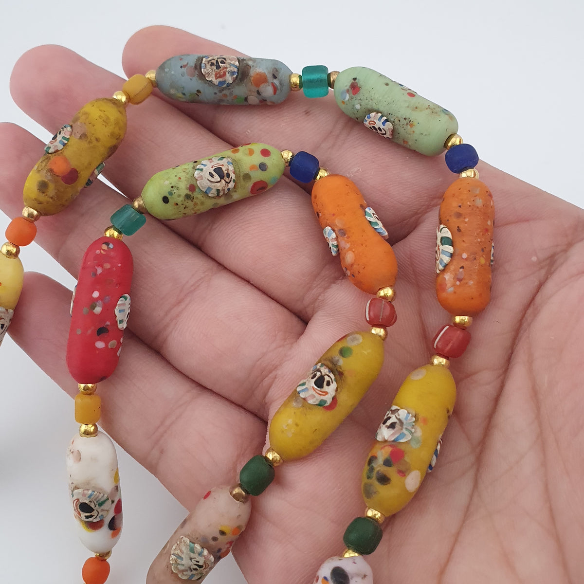 Collier ancien en perles de verre vénitien (26 pouces)