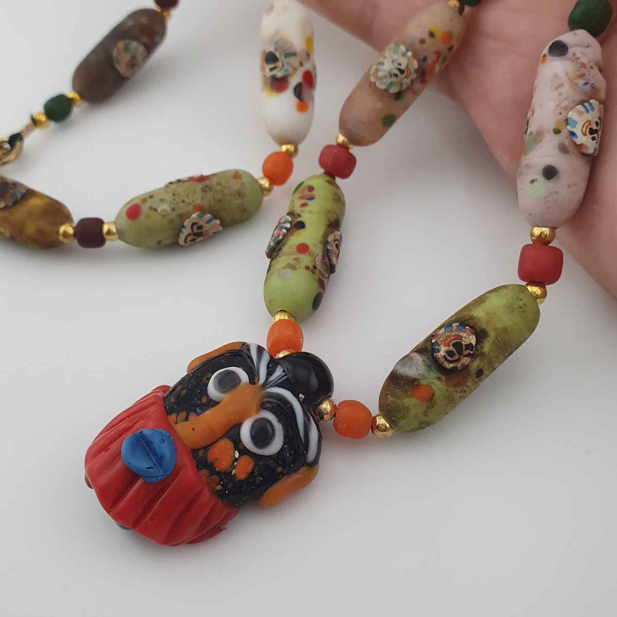 Collier ancien en perles de verre vénitien (26 pouces)