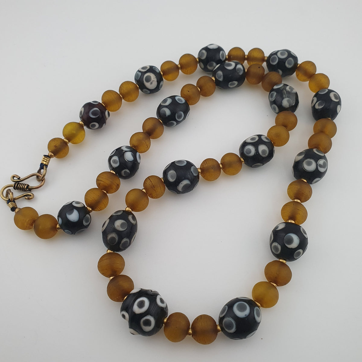 Colliers avec yeux anciens de style vénitien africain et perles de verre africain jaunes et marron