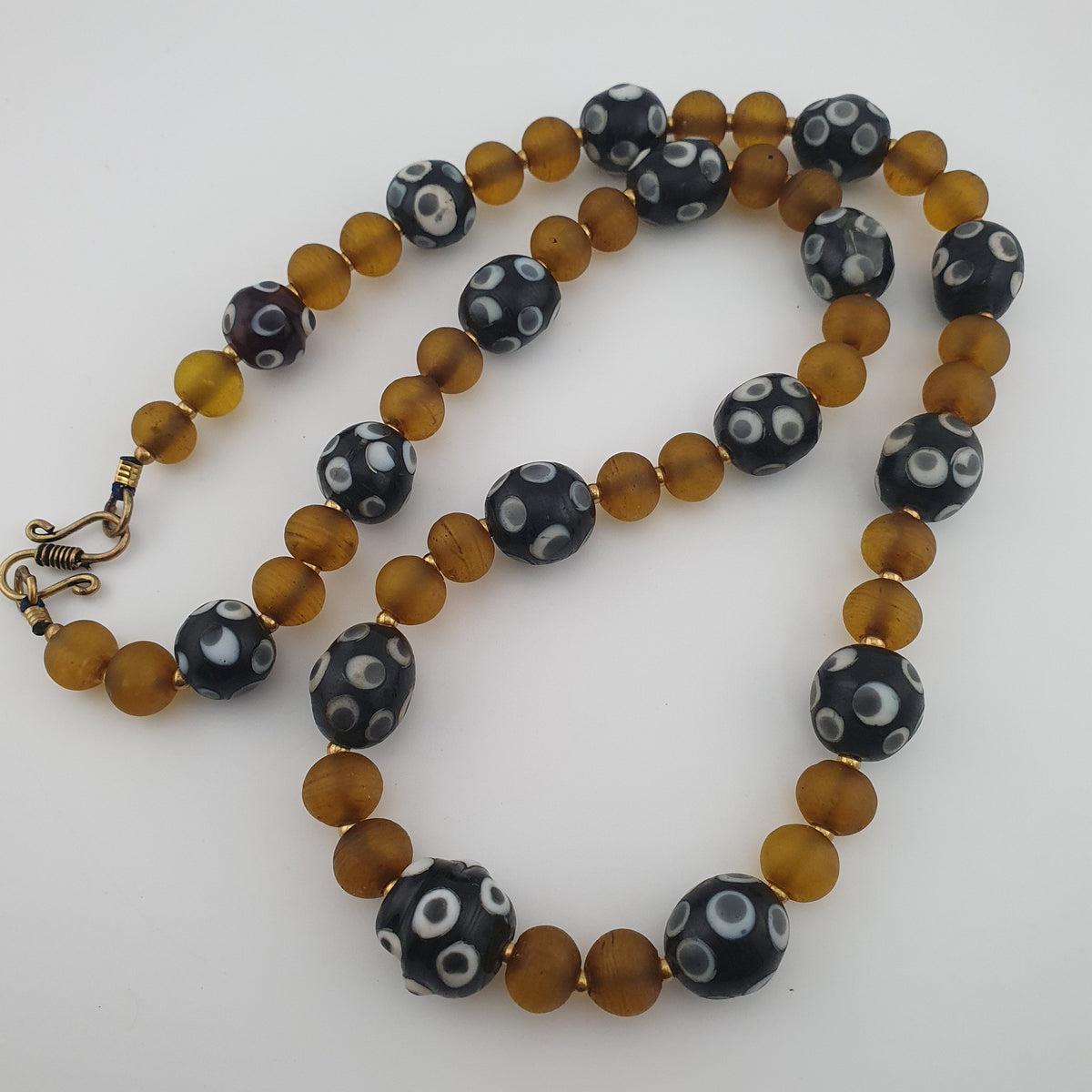 Colliers avec yeux anciens de style vénitien africain et perles de verre africain jaunes et marron