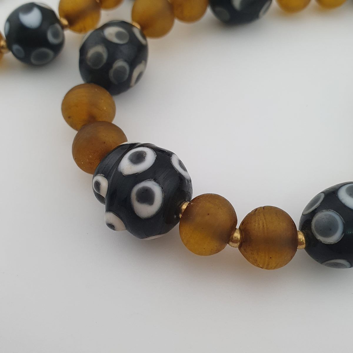 Colliers avec yeux anciens de style vénitien africain et perles de verre africain jaunes et marron